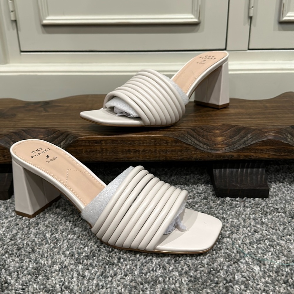 🎈🎈NWT (no box) crèmish/offwhite in color heel sandals.  Size 9